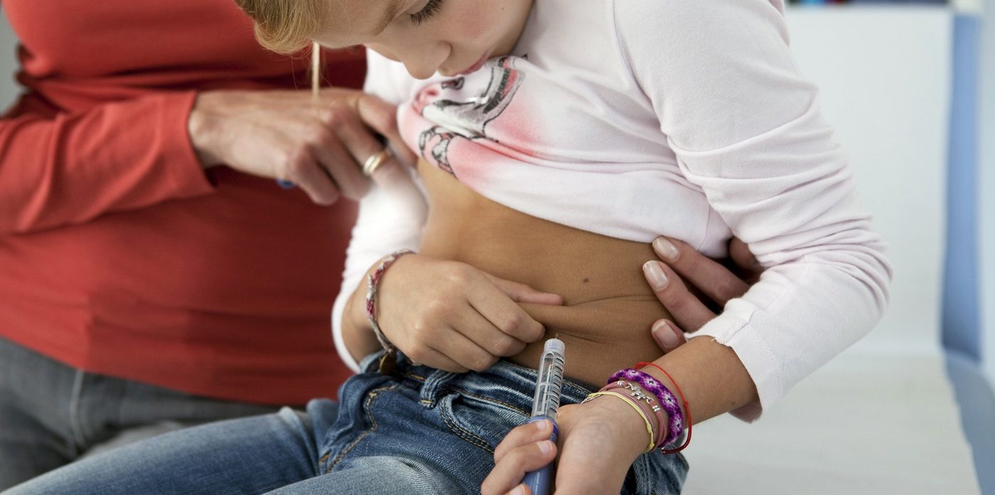 Ein Kind misst in der Schule seinen Blutzucker — Alltag mit Typ-1-Diabetes