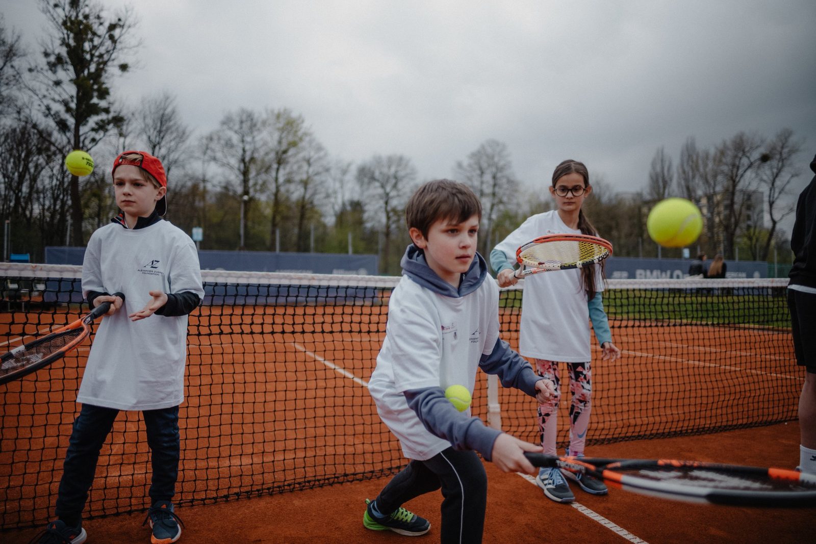 Kinder beim Camp auf dem Sandplatz