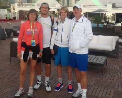 Die Familie Zverev gemeinsam auf einer Tennisanlage