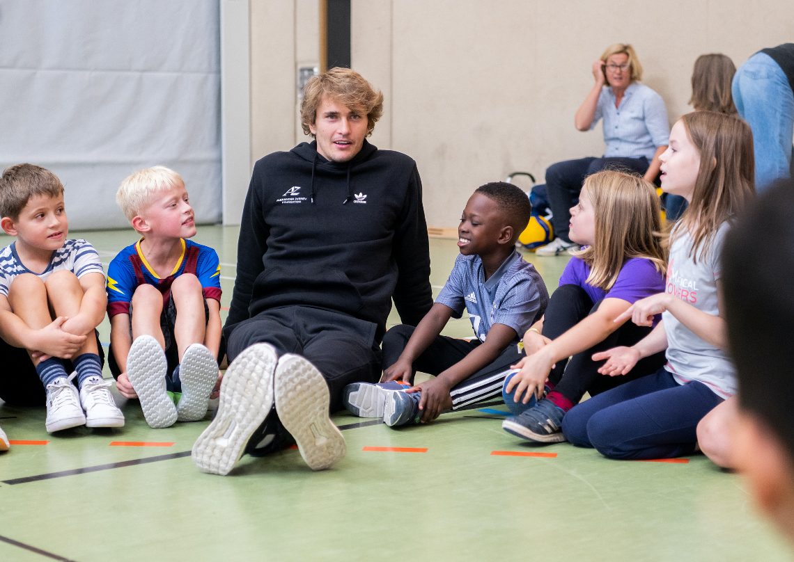 Jubelnde Kinder in der Halle