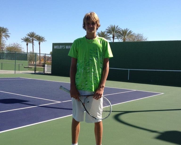 Alexander Zverev als Jugendlicher mit Schläger auf einem Tennisplatz